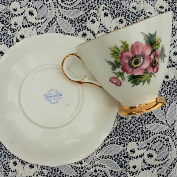 Windsor Bone China anemone flower pattern teacup - Picture 3 of 3